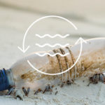 Botella de plástico en la arena. Ternua SeaCycle