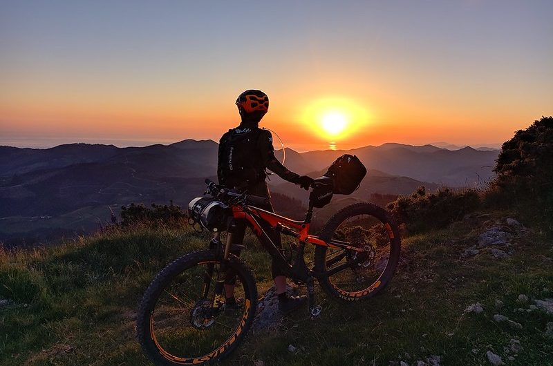 Kalamua en bicicleta bajo las estrellas