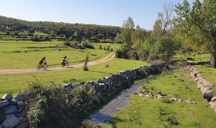 Castañar de Ibor con alforjas y mountain bike