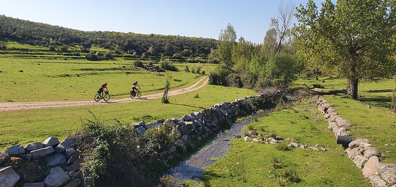 Cuacos de Juste – Castañar de Ibor con alforjas y mountain bike