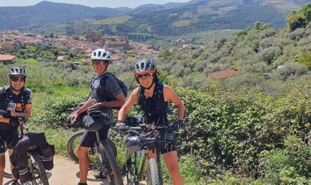 Cáceres con alforjas y mountain bike