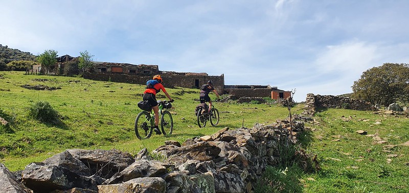 Guadalupe – Trujillo con alforjas y mountain bike