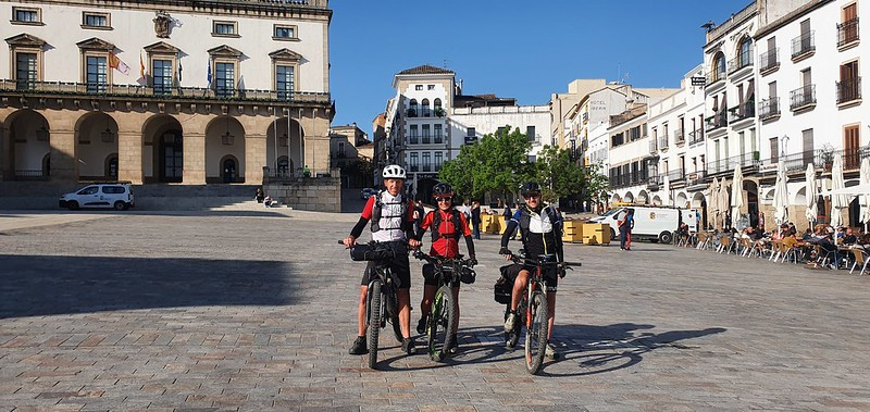 Cáceres a Plasencia con alforjas y mountain bike