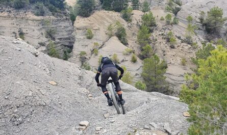 Ainsa Zona Zero con bicicleta de montaña